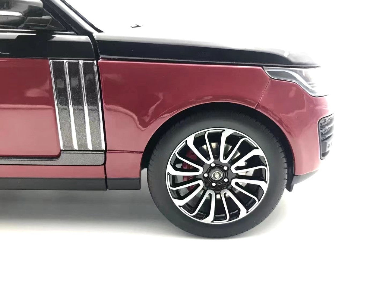 1/18 LCD 2020 Land Rover Range 4th Generation (2013-Present) (Red & Black) Diecast Car Model