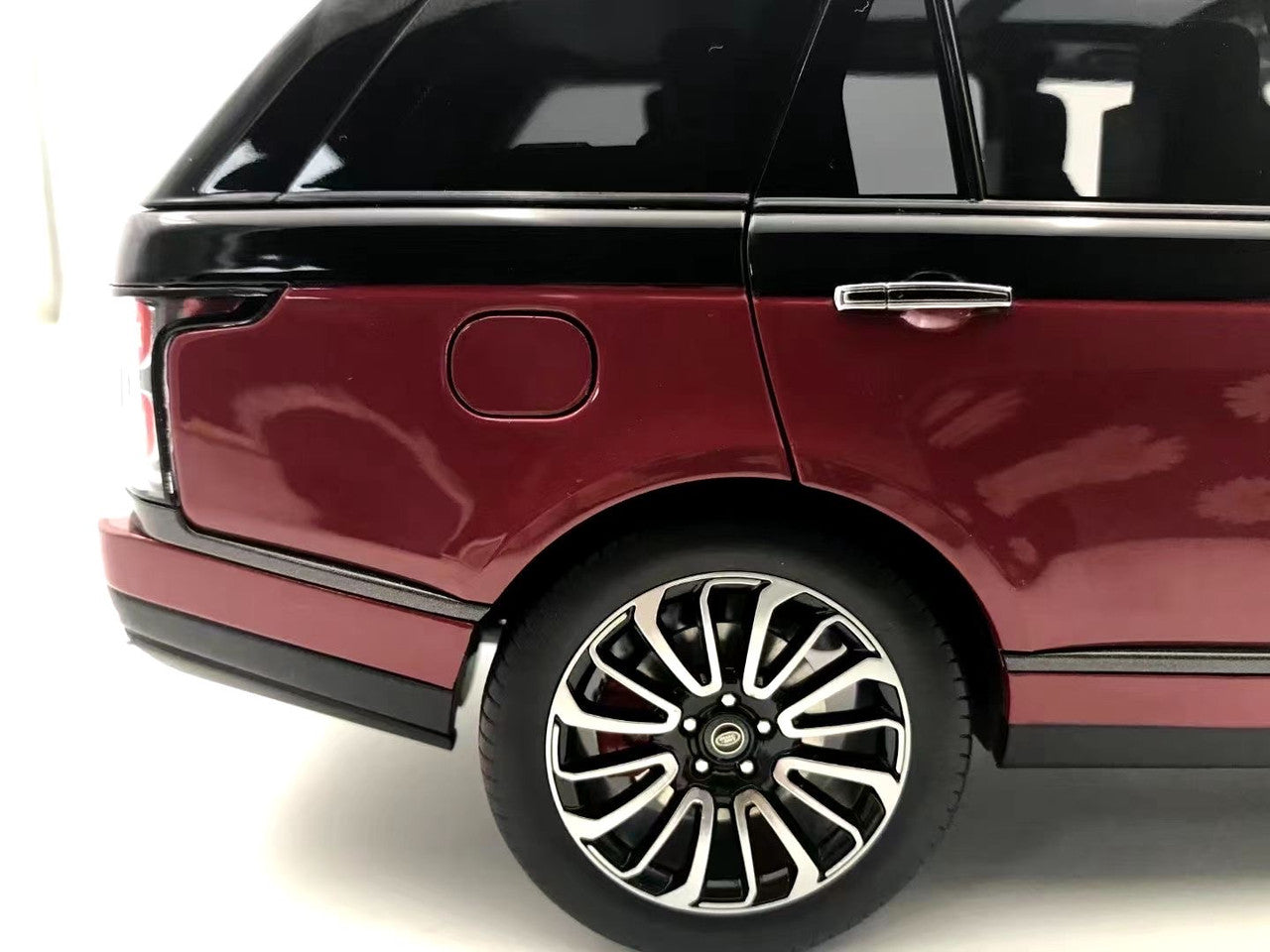 1/18 LCD 2020 Land Rover Range 4th Generation (2013-Present) (Red & Black) Diecast Car Model