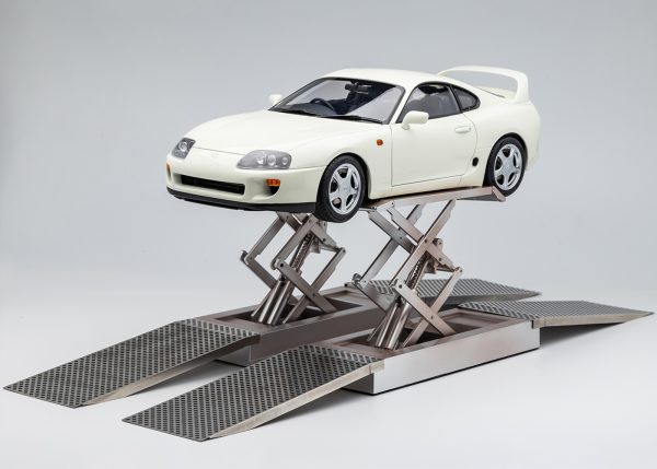 LCD MODELS TOYOTA SUPRA A80 WHITE SCALE 1/18 . LIFT MODEL AND KEYCHAIN INCLUDED