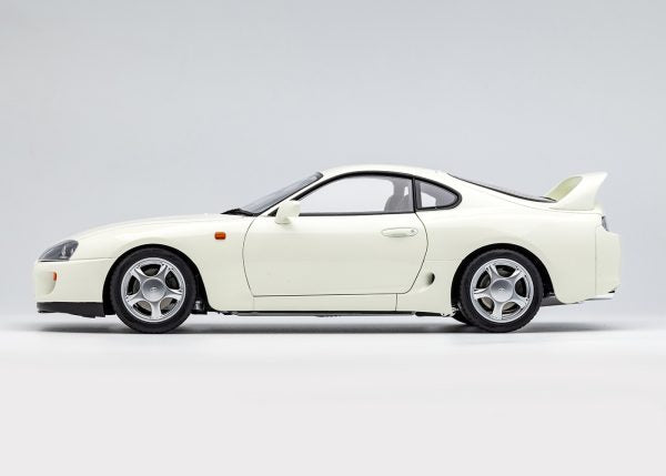 LCD MODELS TOYOTA SUPRA A80 WHITE SCALE 1/18 . LIFT MODEL AND KEYCHAIN INCLUDED