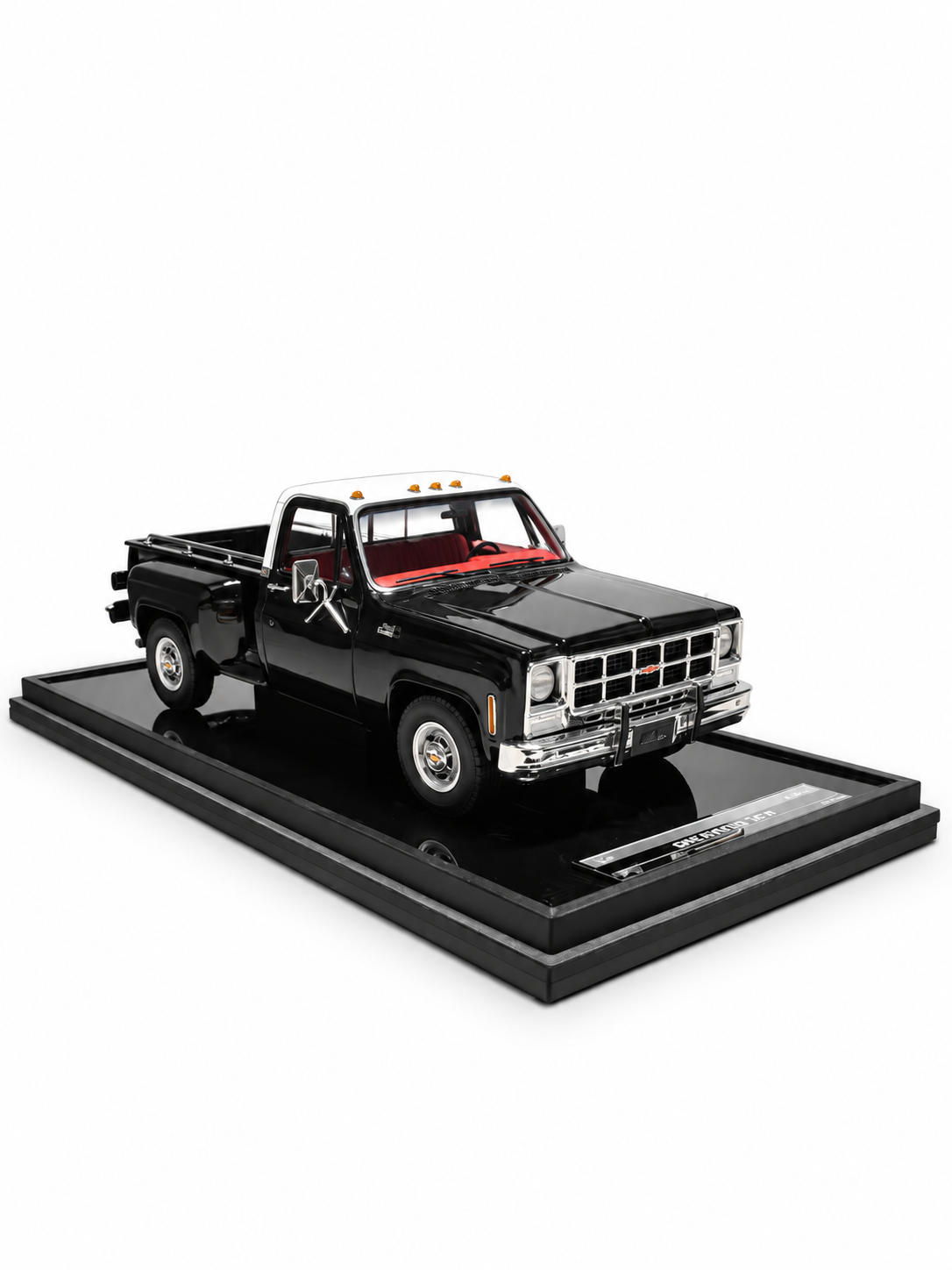 GMC Sierra 1979 Limited Editon Scale 1:18 Black White