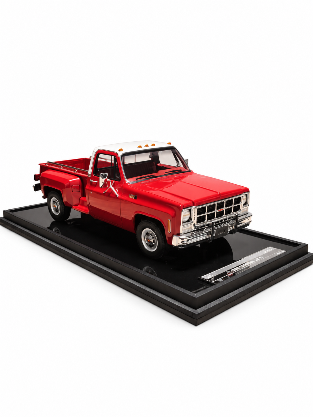 GMC Sierra 1979 Limited Editon Scale 1:18 Red White