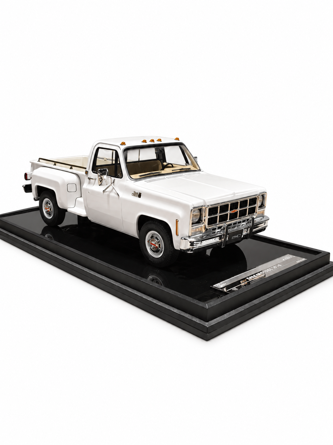 GMC Sierra 1979 Limited Editon Scale 1:18 White