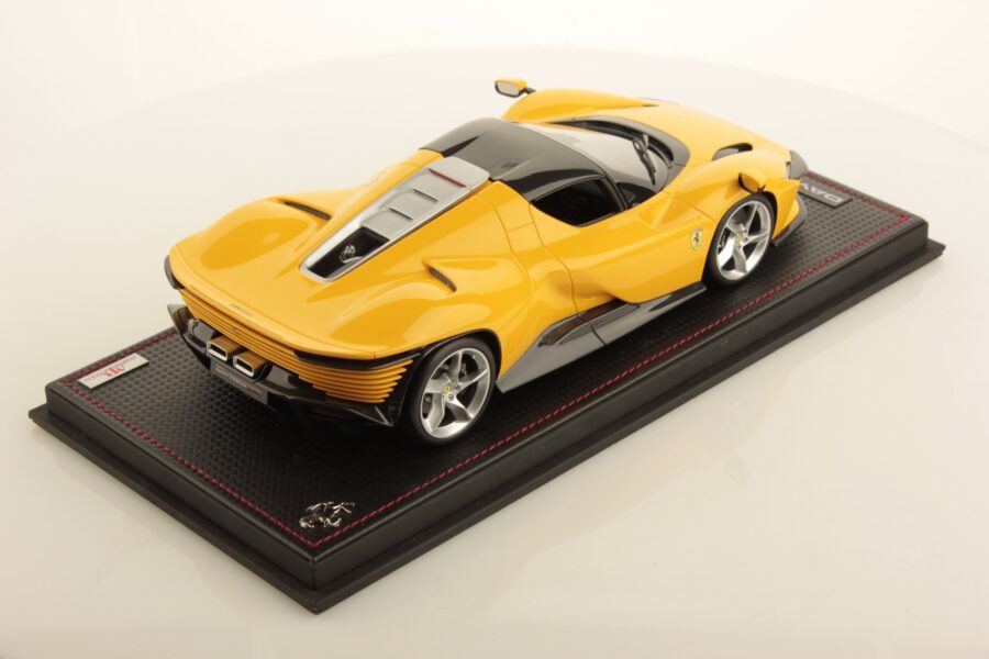 MR Collection FERRARI DAYTONA SP3 2022 1:18 Model Car YELLOW FE036D