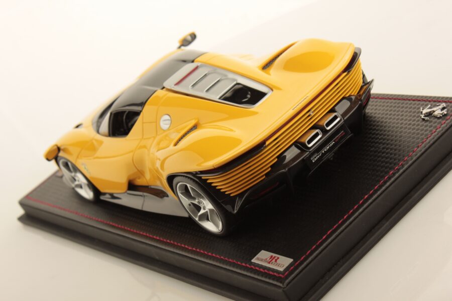 MR Collection FERRARI DAYTONA SP3 2022 1:18 Model Car YELLOW FE036D