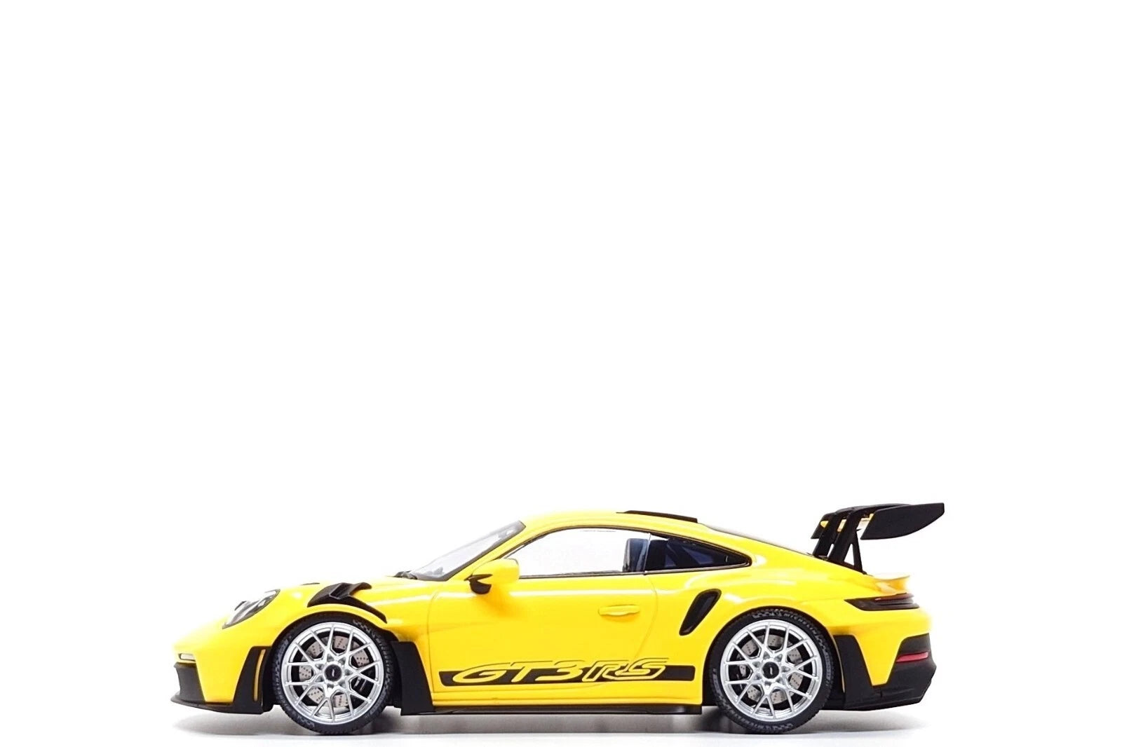 Minichamps 1:18 Porsche 911 GT3 RS (992) in Racing Yellow / Silver Wheels