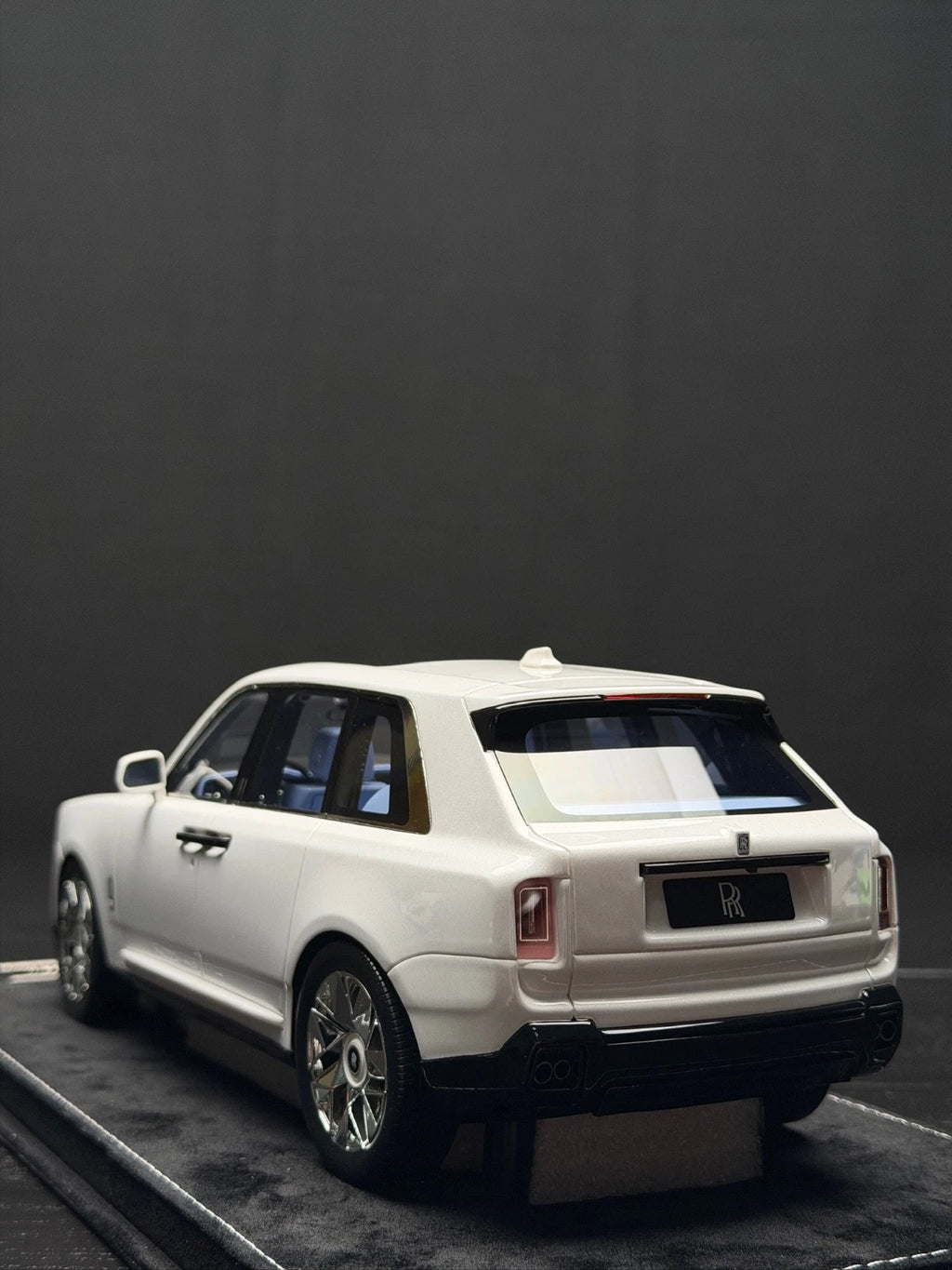 Rolls Royce Cullinan Series II (White) [H&H] 1/18 scale