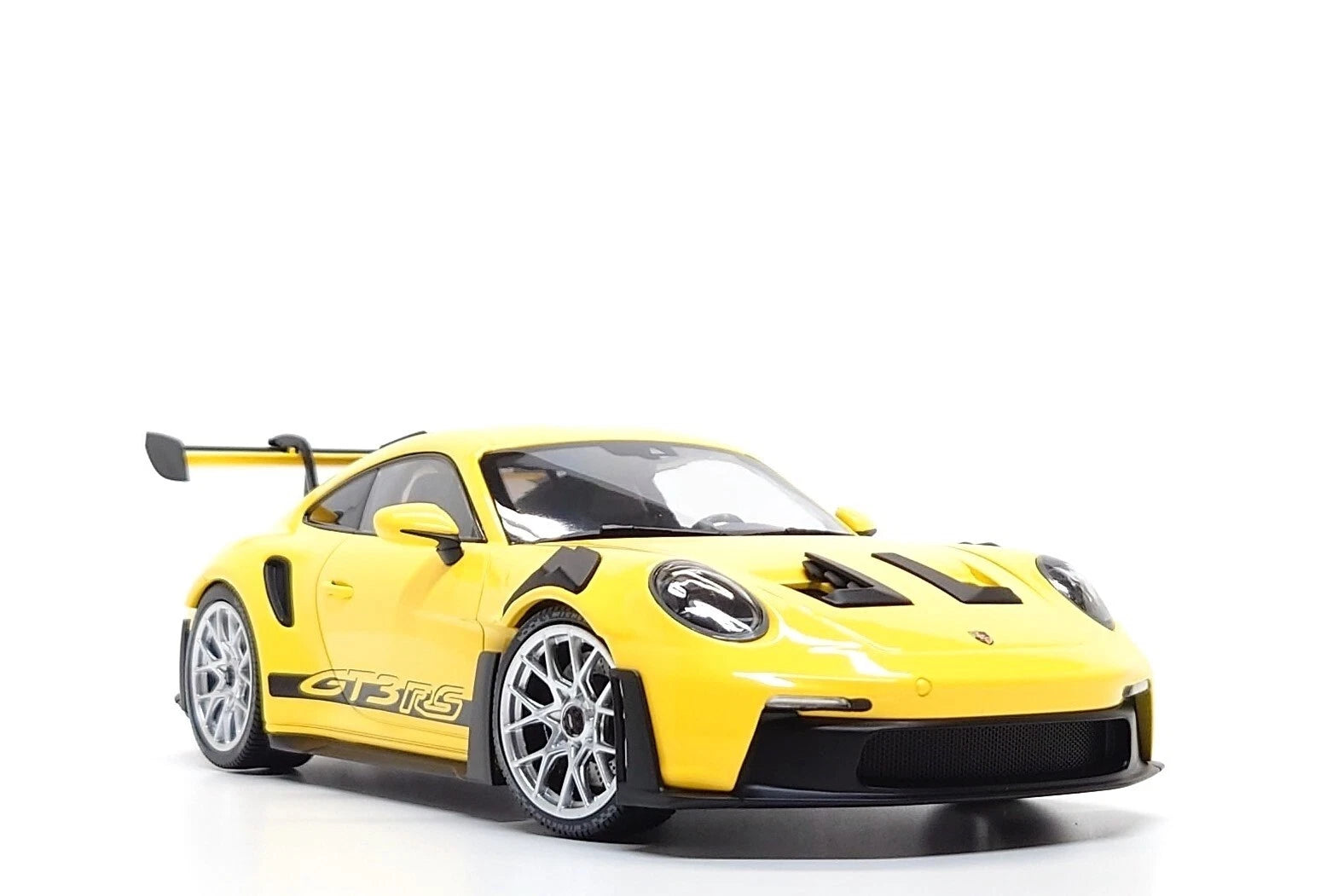 Minichamps 1:18 Porsche 911 GT3 RS (992) in Racing Yellow / Silver Wheels