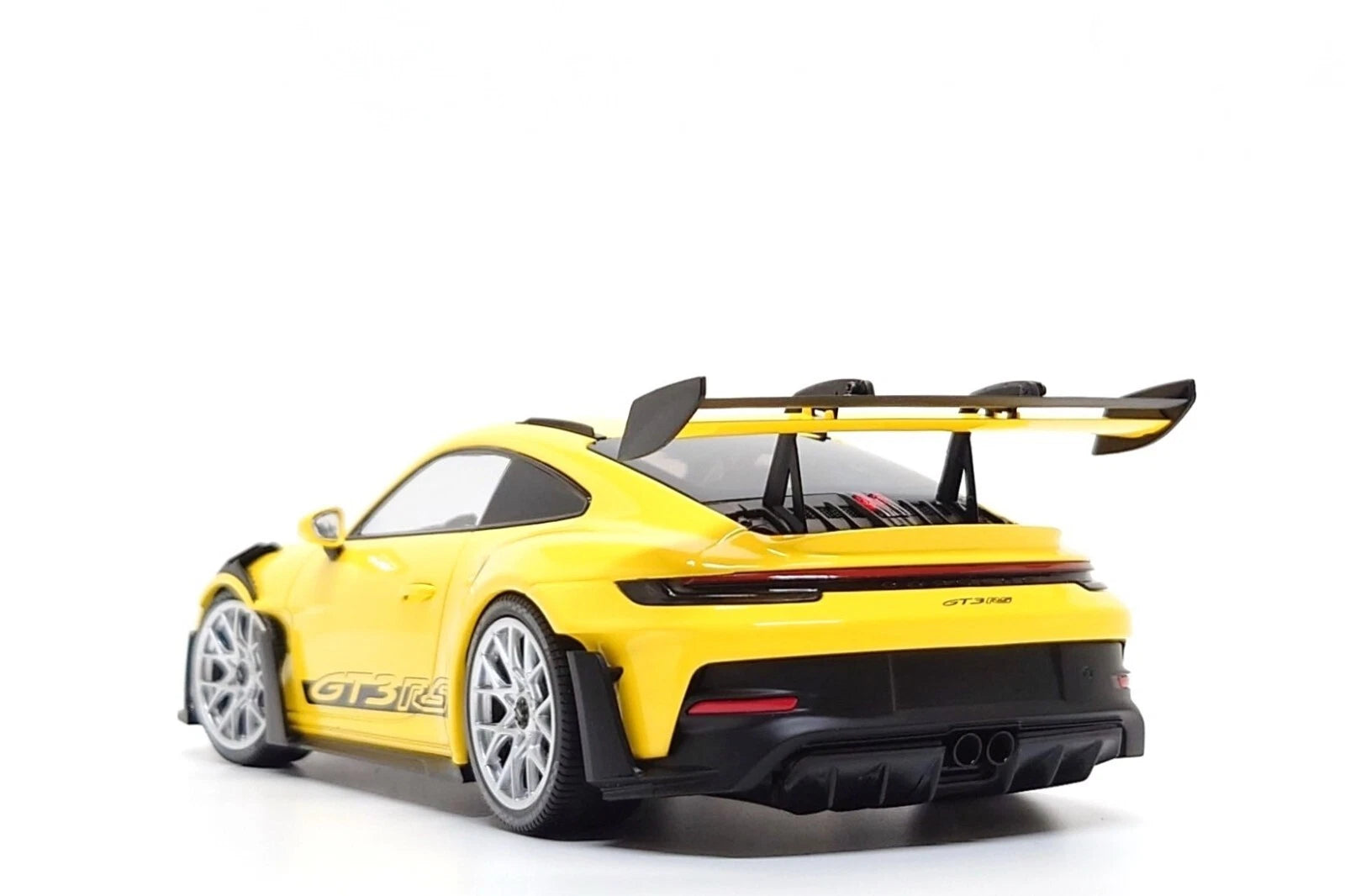 Minichamps 1:18 Porsche 911 GT3 RS (992) in Racing Yellow / Silver Wheels