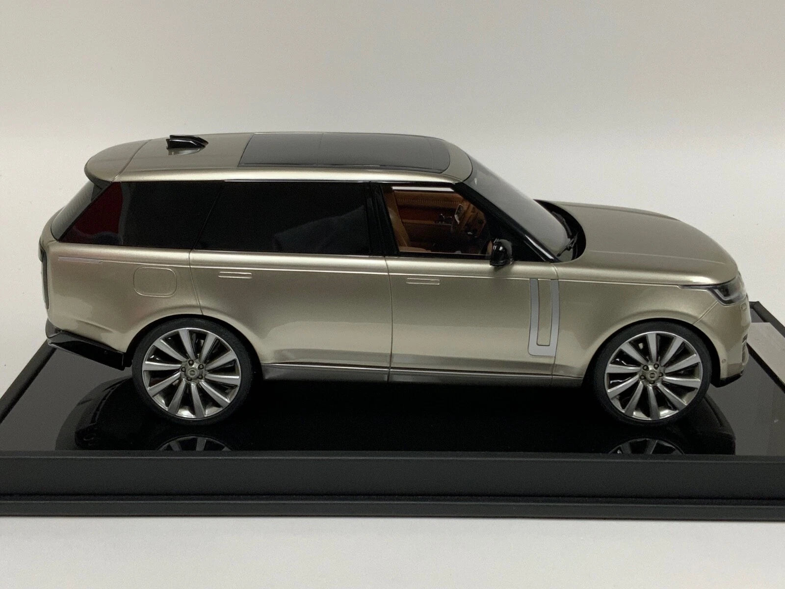 1/18 Motorhelix / LCD 2023 Range Autobiography in Gold Silver lmtd 99 pcs LAND ROVER