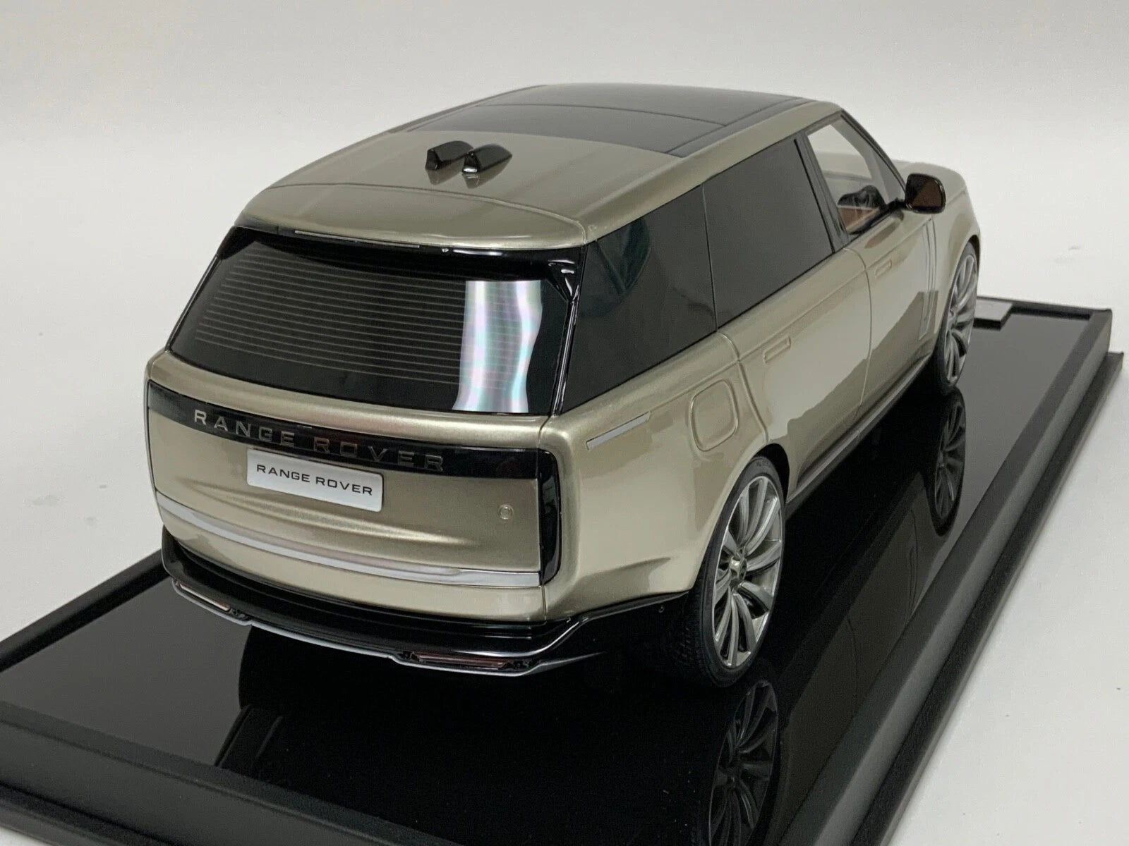 1/18 Motorhelix / LCD 2023 Range Autobiography in Gold Silver lmtd 99 pcs LAND ROVER