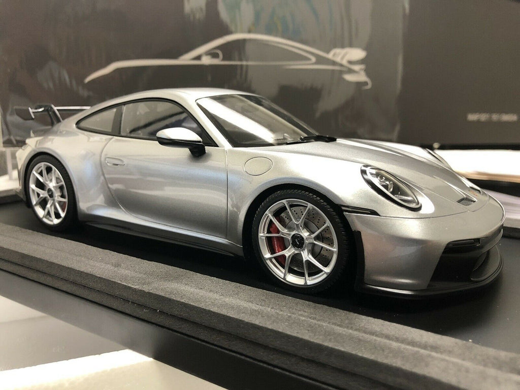 Minichamps, Porsche dealer edition, 1/18th scale, Resin model of the 911 GT3, in GT Silver. This is a limited edition and is No.522 of 911 produced.