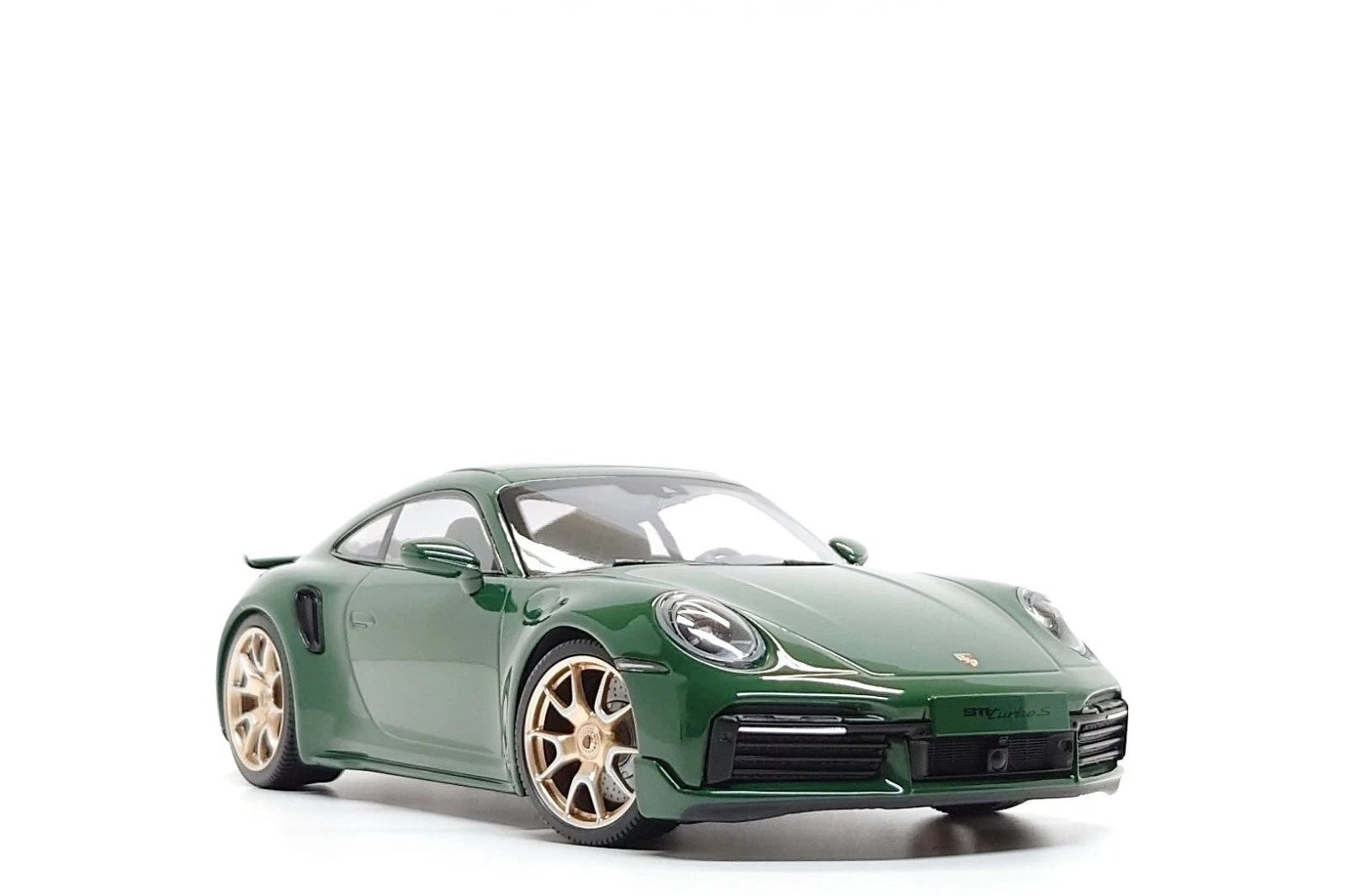 Porsche 911 (992) Turbo S Coupe Sport 2024 green / golden rims 1:18 Minichamps