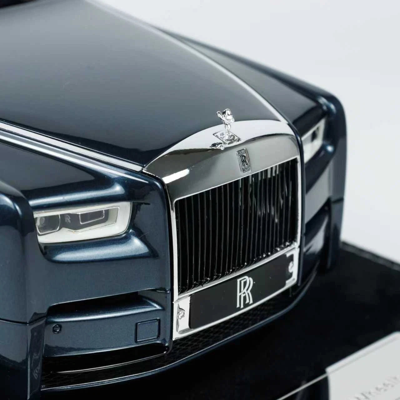 H&H 1/18 Rolls Royce Phantom Series II EWB In Blue Henson Heaven