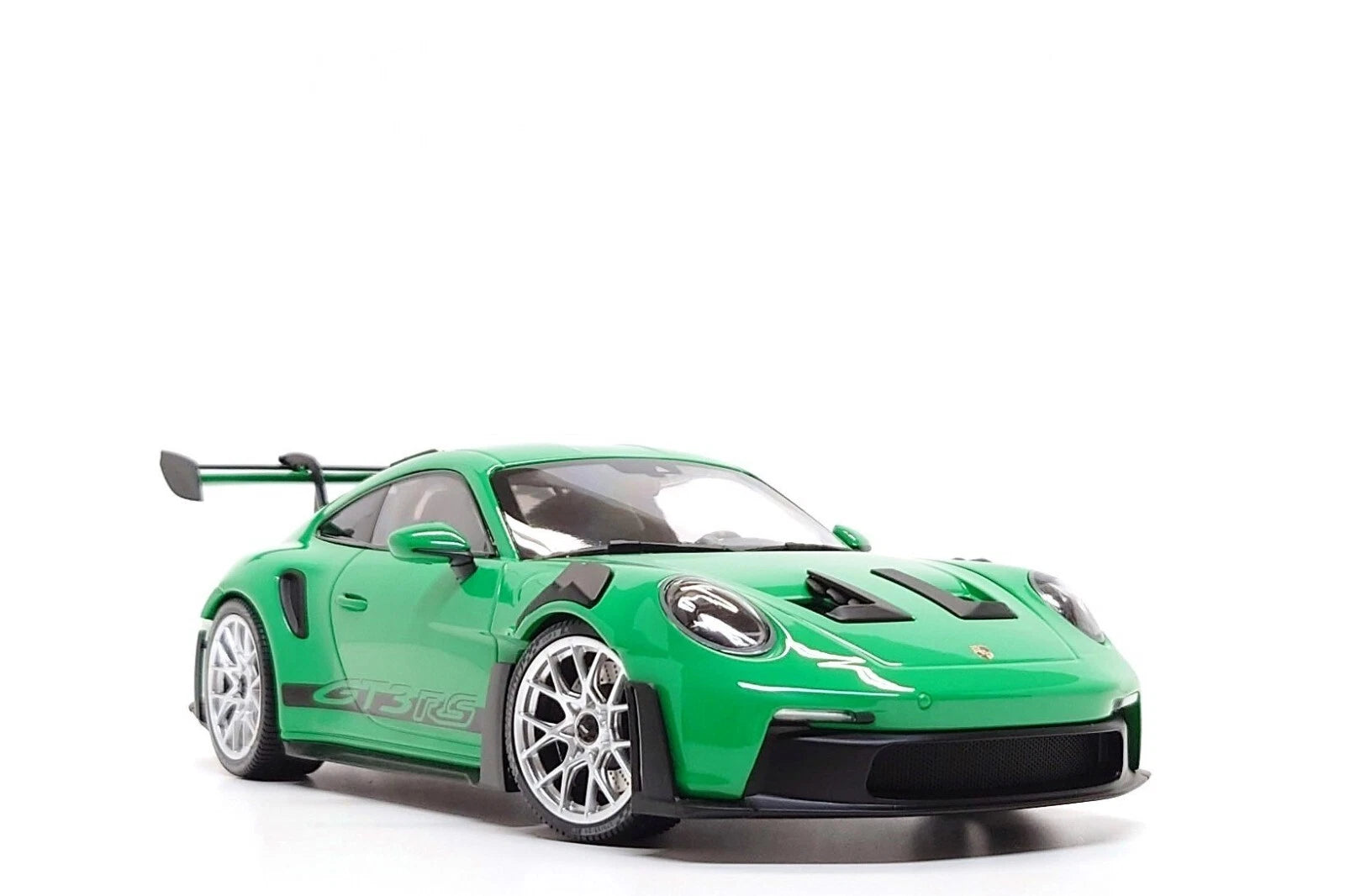 Minichamps 1:18 Porsche 911 GT3 RS (992) in Python Green / Silver Wheels