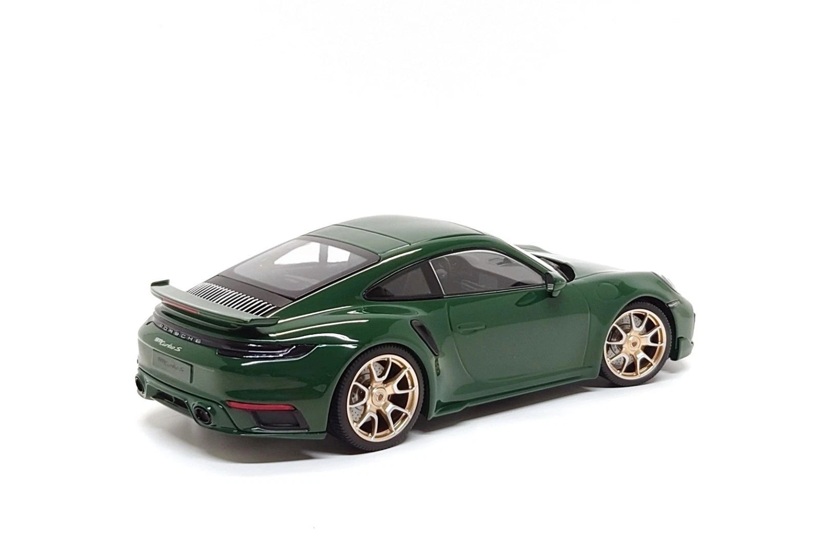 Porsche 911 (992) Turbo S Coupe Sport 2024 green / golden rims 1:18 Minichamps