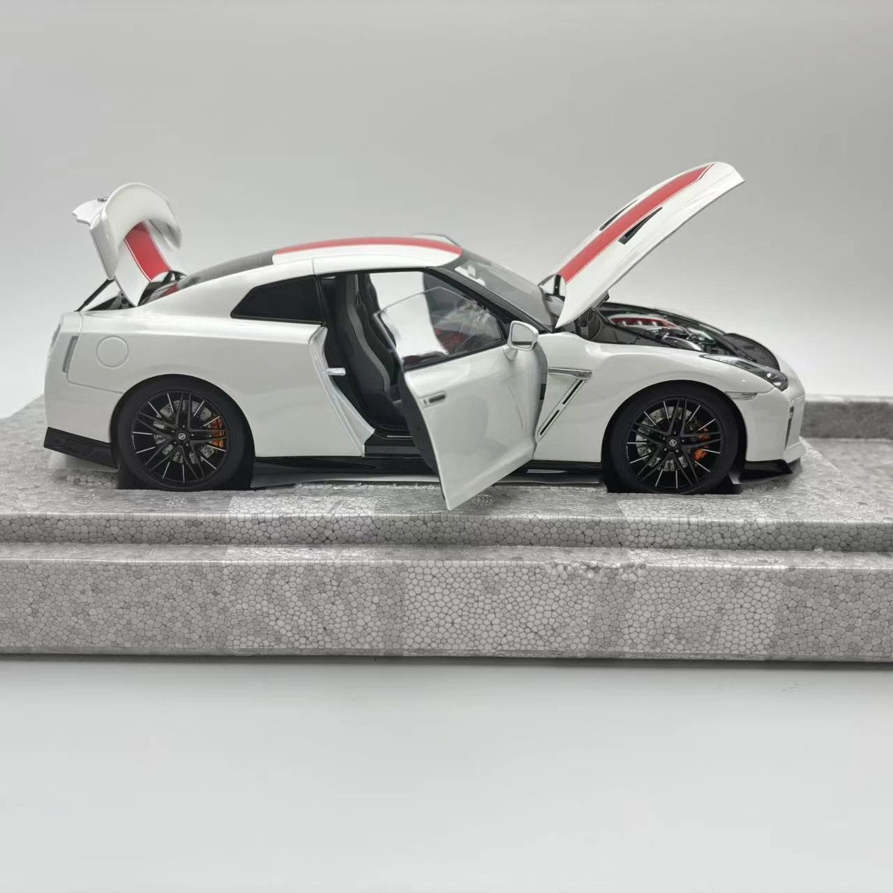 1/18 Nissan GTR R35 50th Anniversary Edition Alloy Openable Car Model MotorHelix