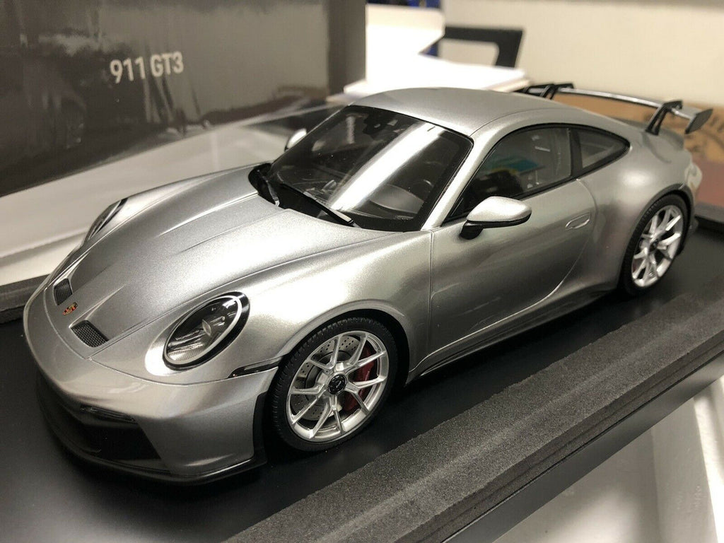 Minichamps, Porsche dealer edition, 1/18th scale, Resin model of the 911 GT3, in GT Silver. This is a limited edition and is No.522 of 911 produced.