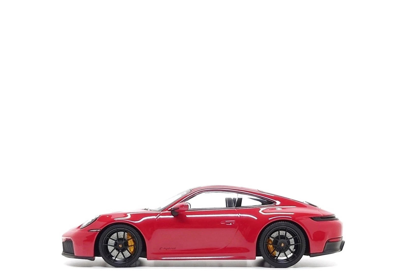 Minichamps 1:18 Porsche 911 Carrera GTS T-Hybrid (992.2) in Carmine Red