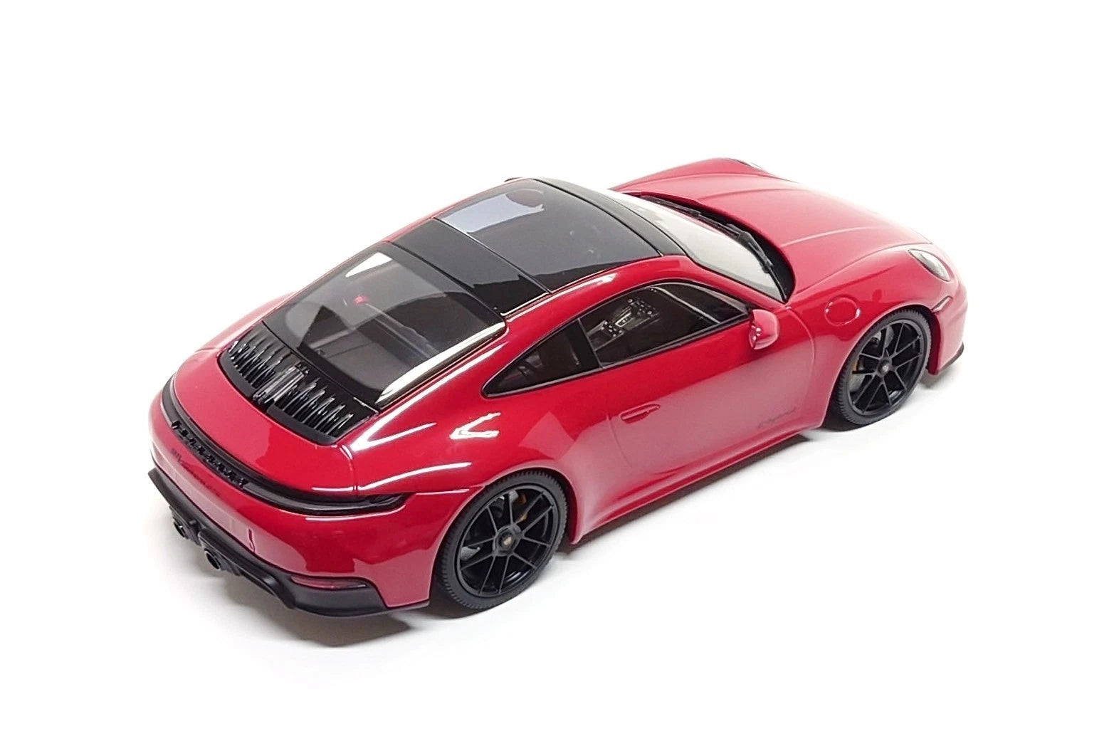 Minichamps 1:18 Porsche 911 Carrera GTS T-Hybrid (992.2) in Carmine Red