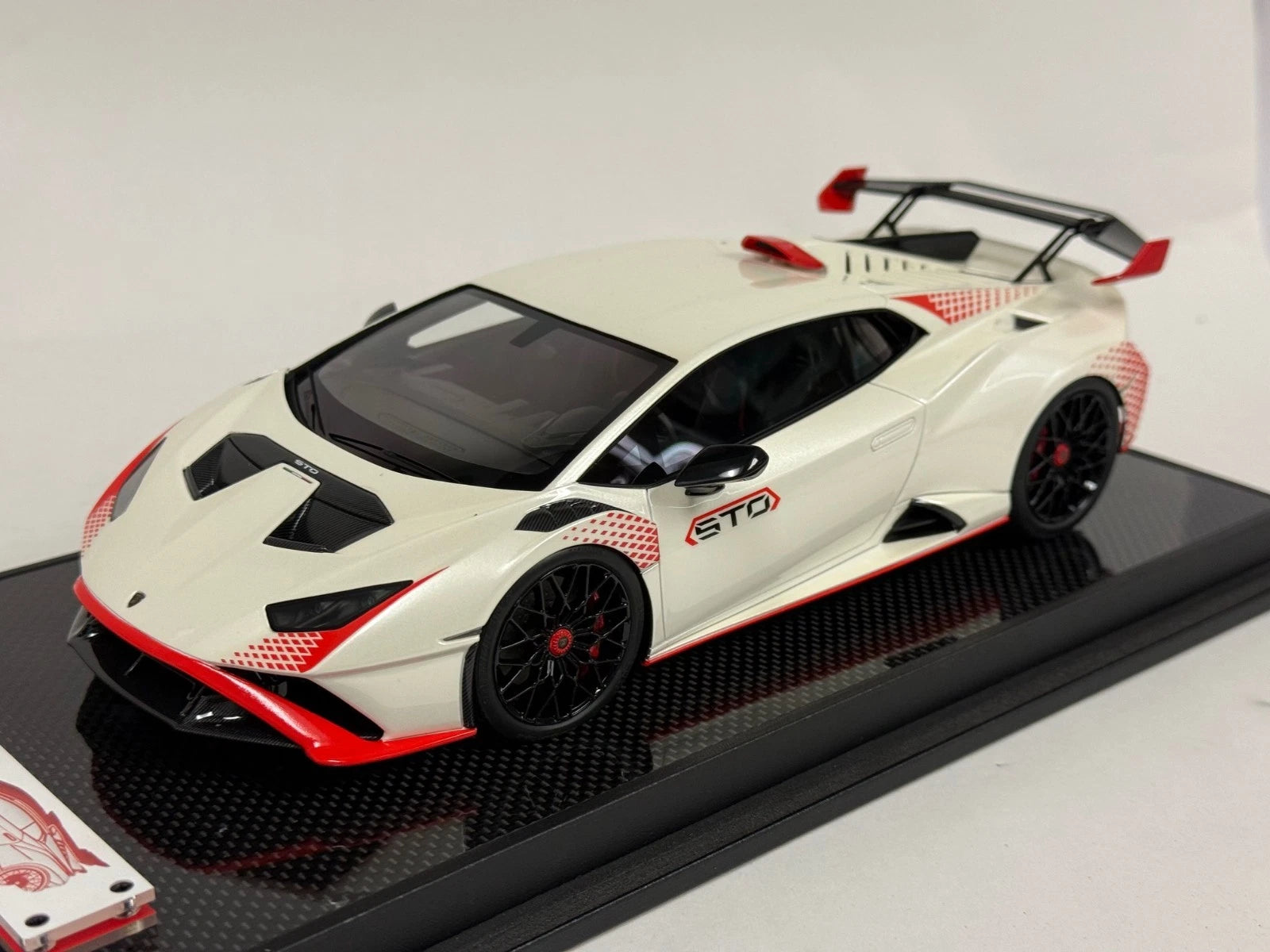 1/18 IVY Lamborghini Huracan STO White Red Accent Carbon