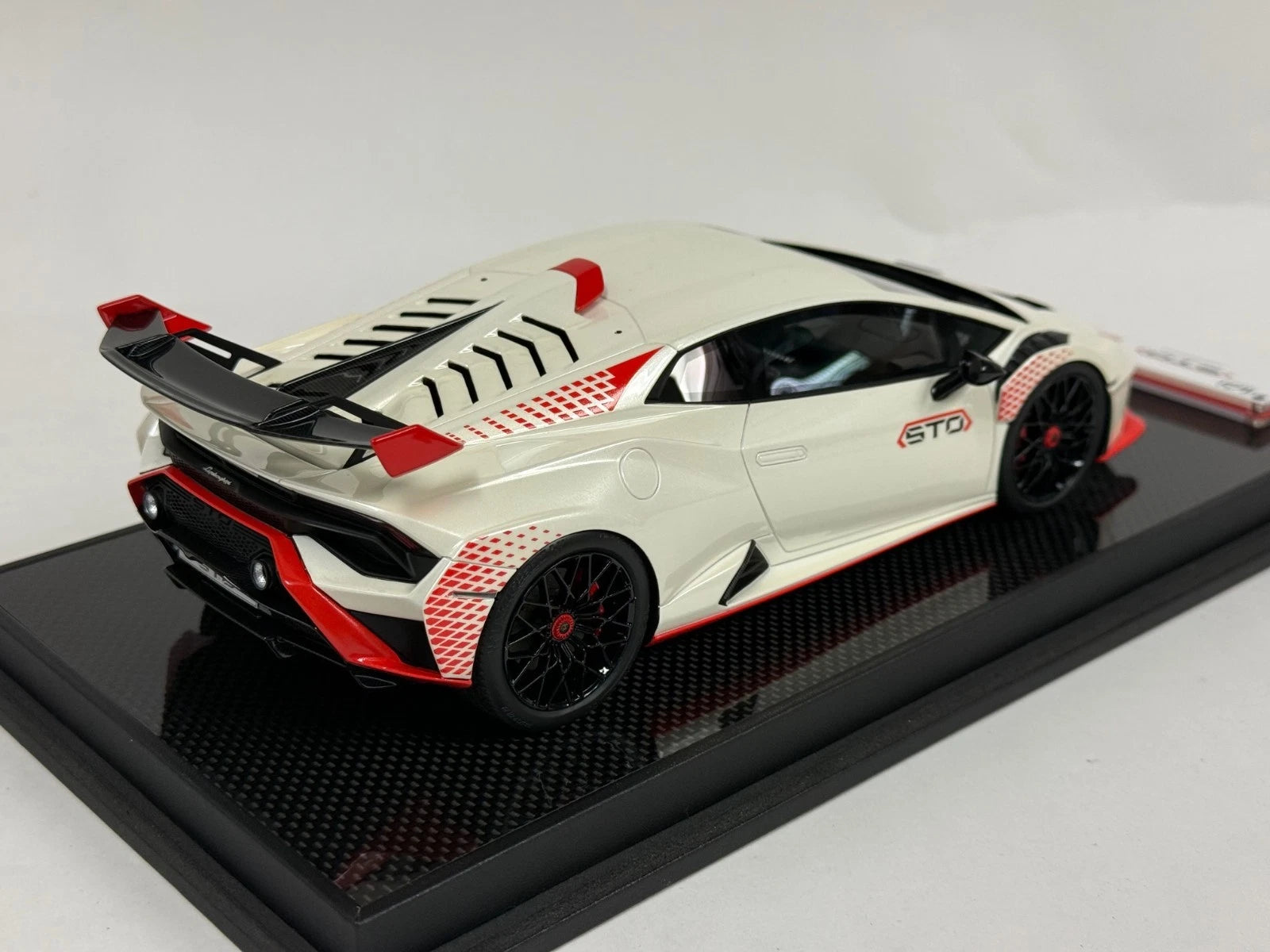 1/18 IVY Lamborghini Huracan STO White Red Accent Carbon