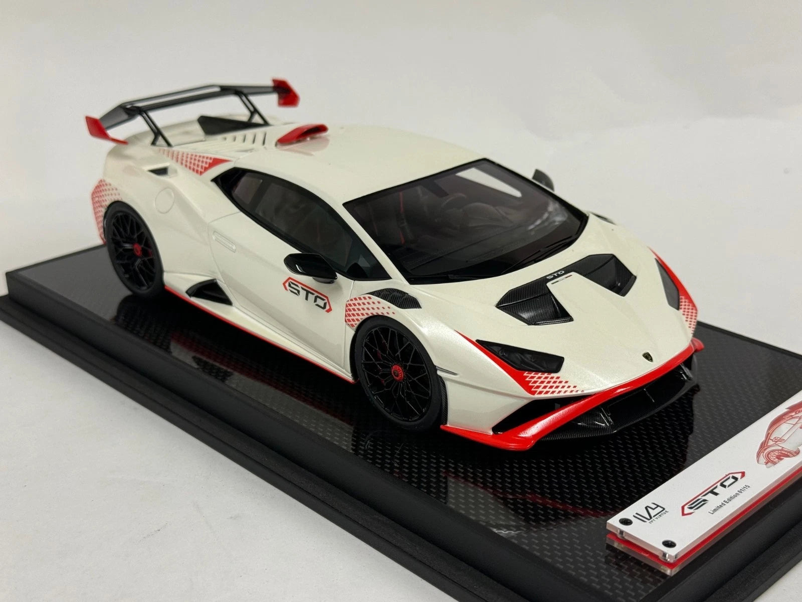 1/18 IVY Lamborghini Huracan STO White Red Accent Carbon