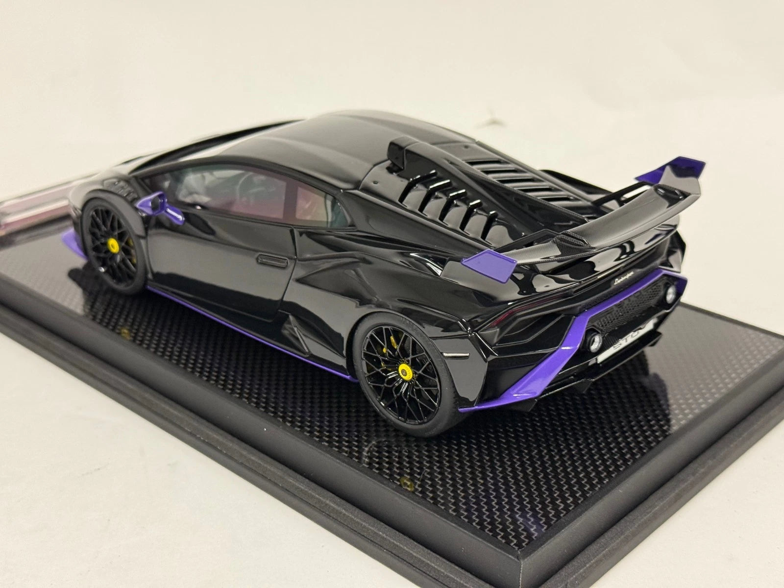 1/18 IVY Lamborghini Huracan STO Black Purple Accent Carbon Base