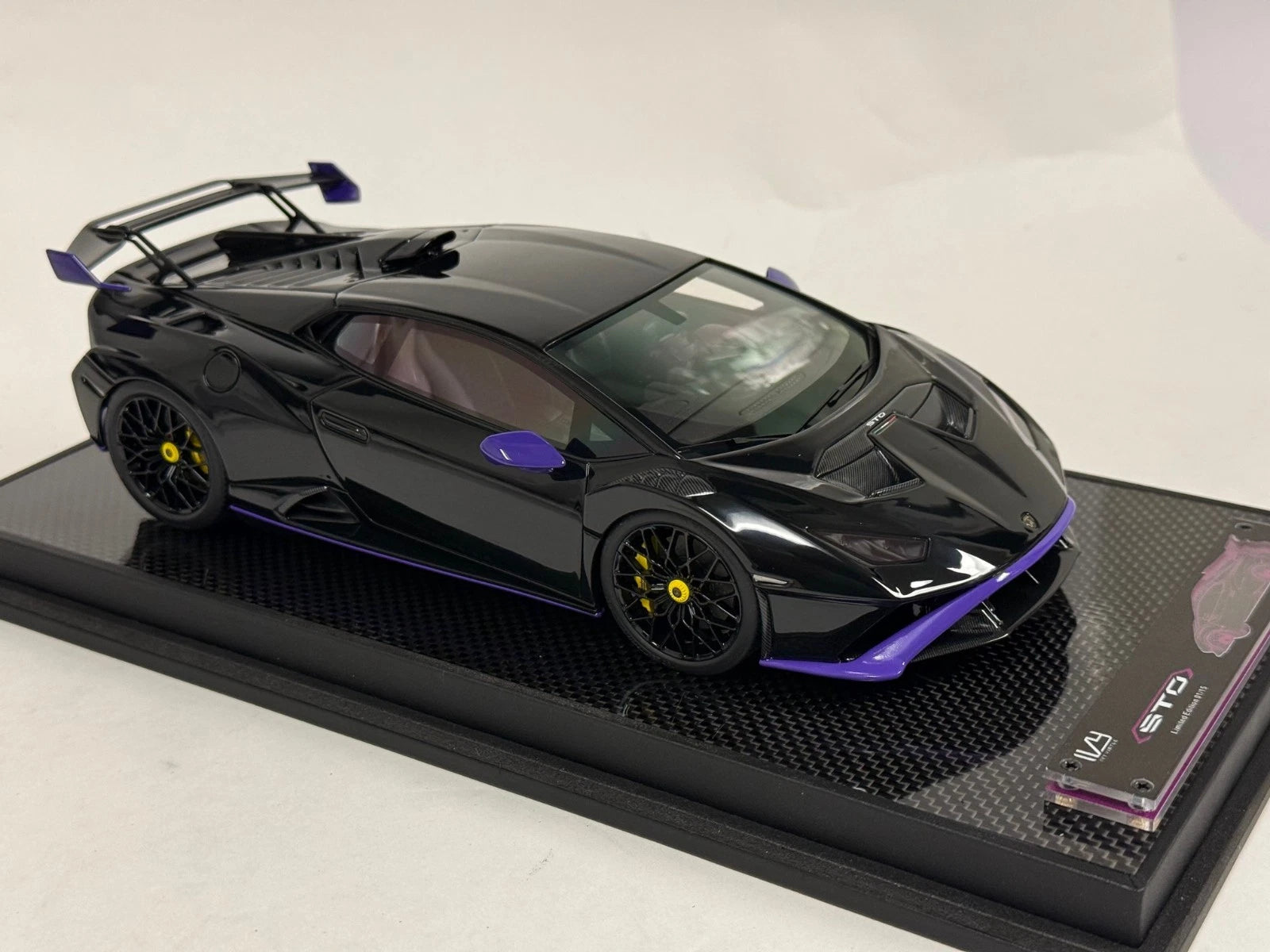1/18 IVY Lamborghini Huracan STO Black Purple Accent Carbon Base