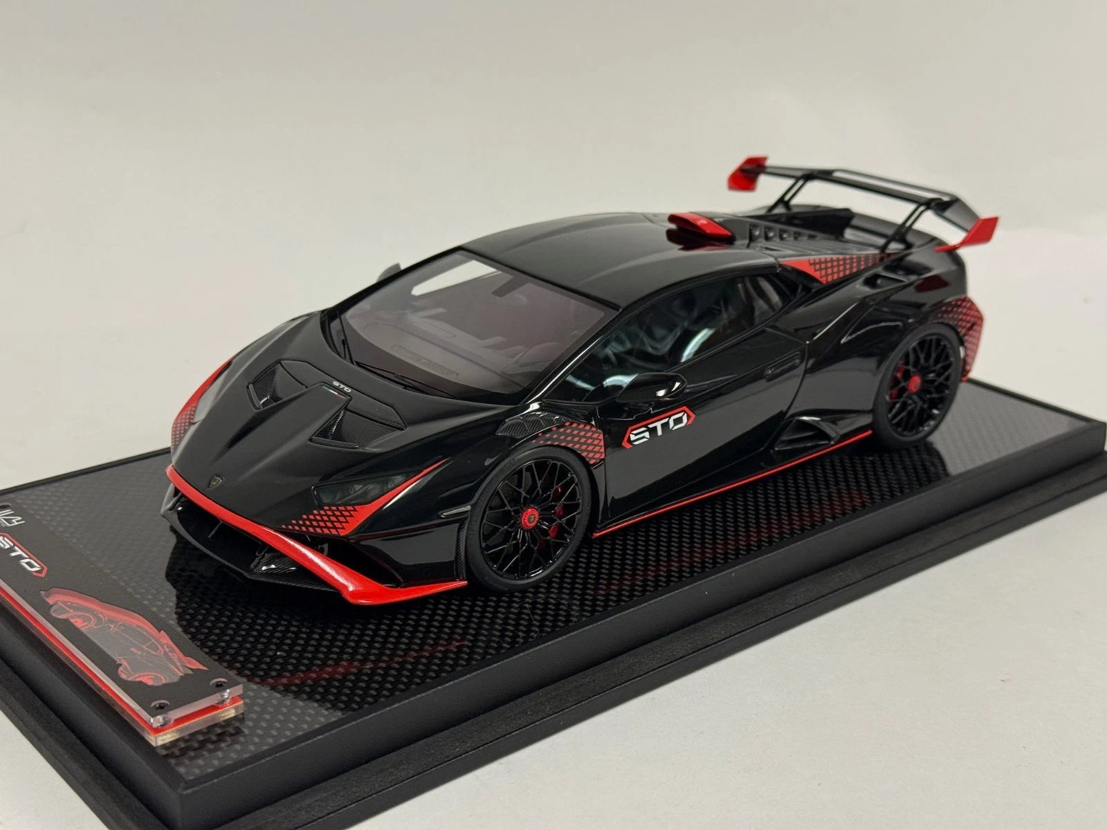 1/18 IVY Lamborghini Huracan STO Black Red accent Carbon Base