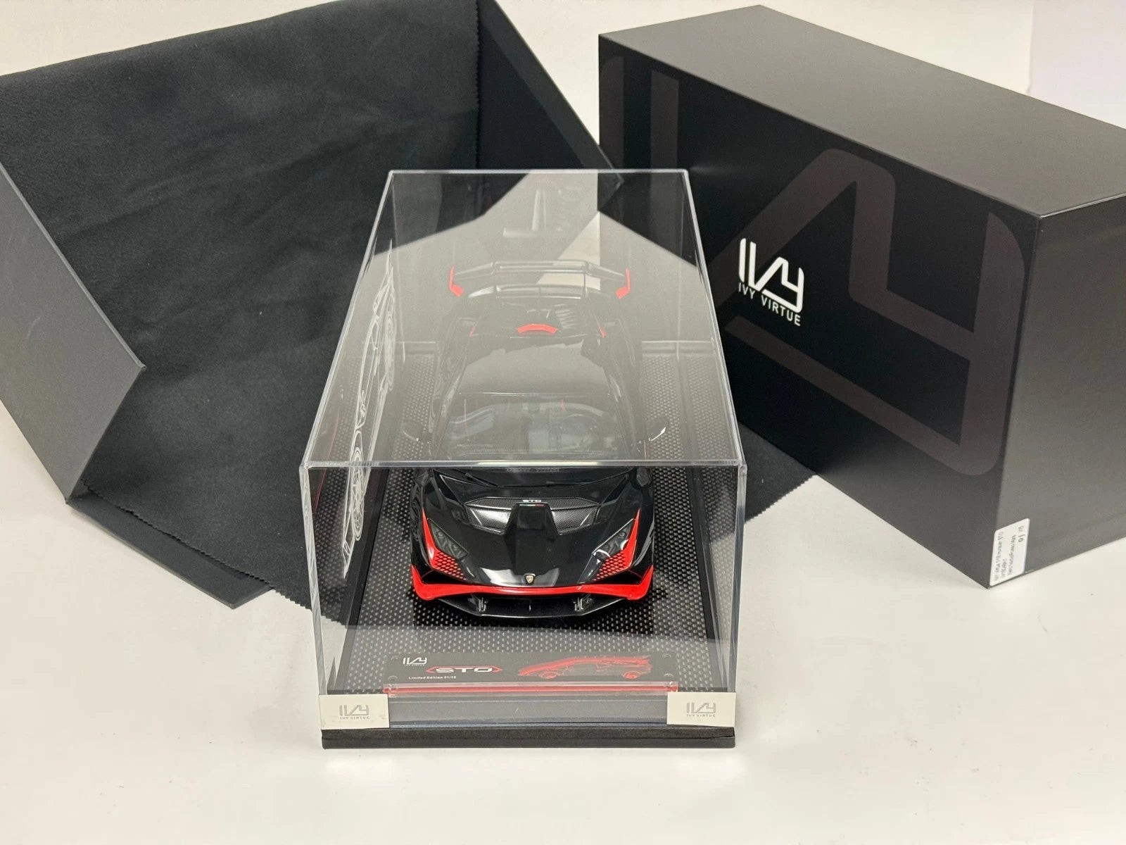 1/18 IVY Lamborghini Huracan STO Black Red accent Carbon Base