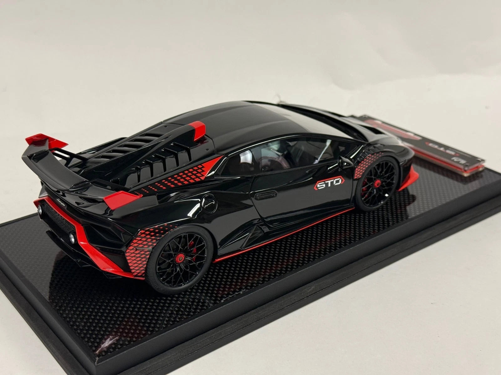 1/18 IVY Lamborghini Huracan STO Black Red accent Carbon Base