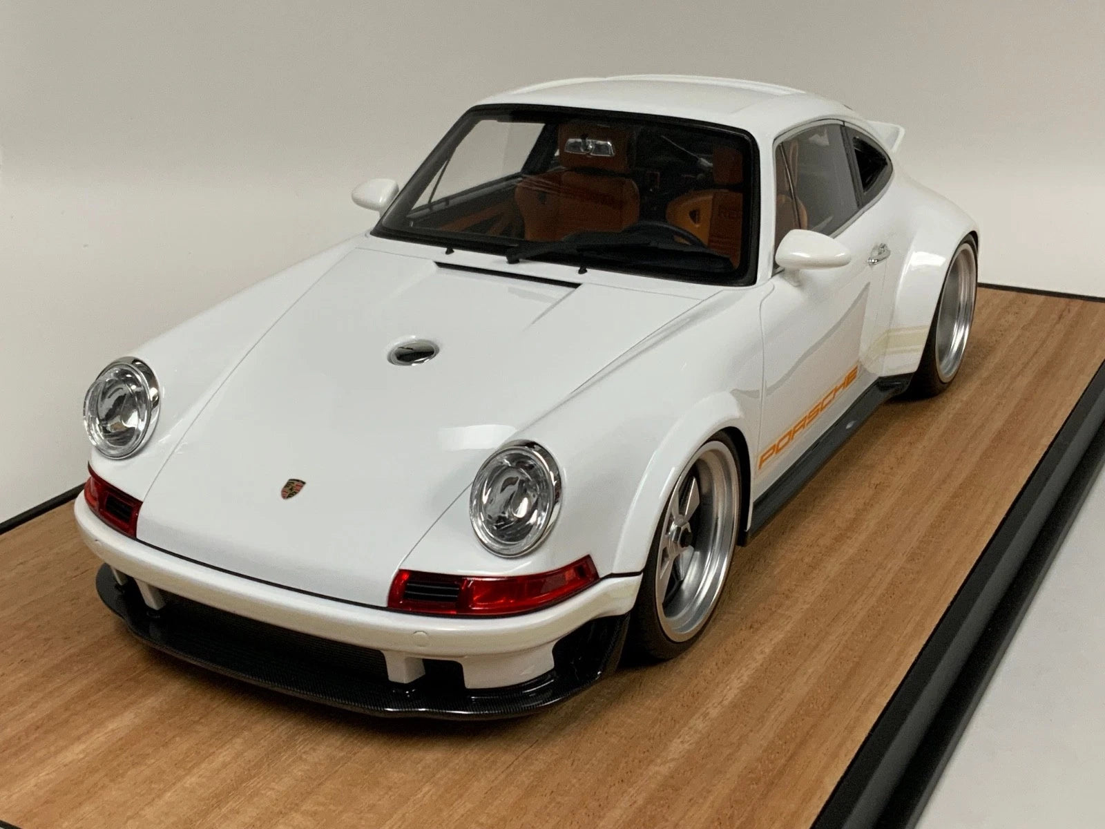 Porsche 911 Singer DLS Gloss White Wood Base 40 pcs IVY model of the  1/12 scale