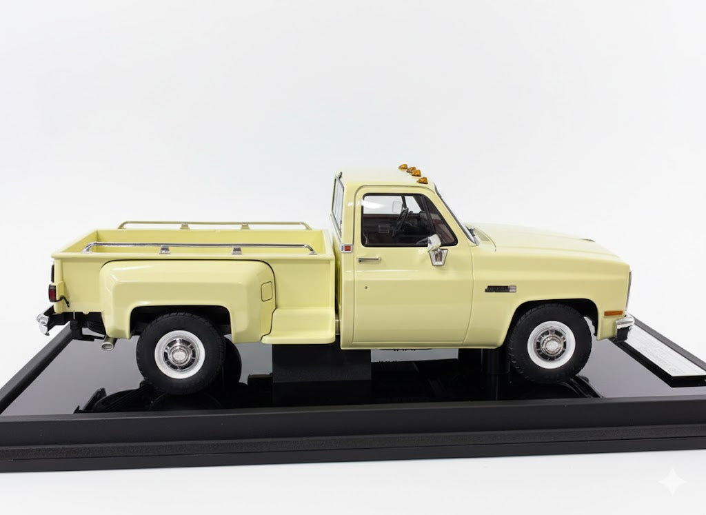GMC Sierra Classic 3500 (1984) - Desert Yellow - Limited 60 pcs  1/18