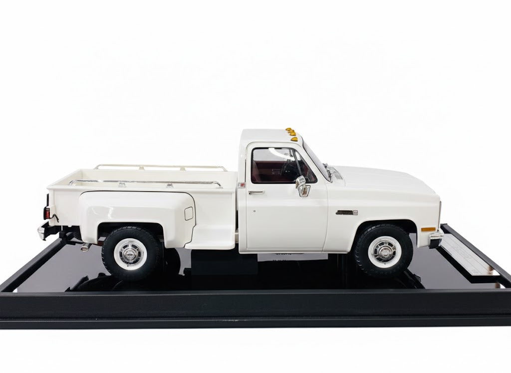 GMC Sierra Classic 3500 (1986) in White, Limited to 60 Pieces 1/18