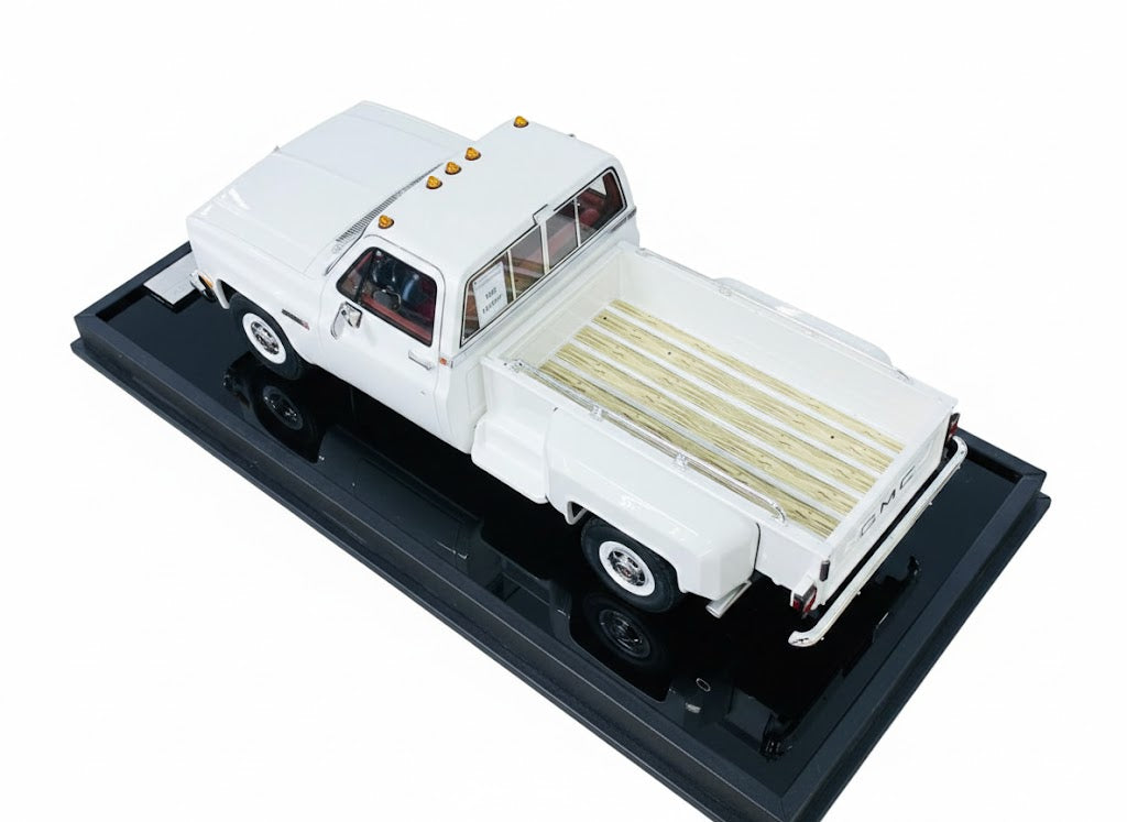 GMC Sierra Classic 3500 (1986) in White, Limited to 60 Pieces 1/18