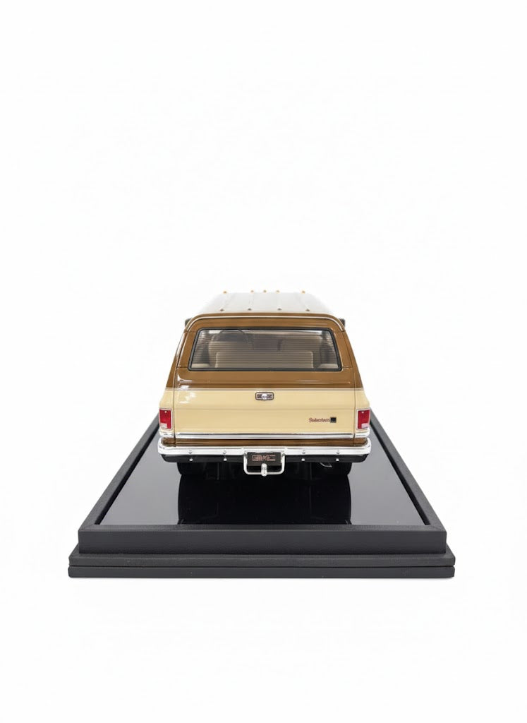 GMC Suburban 2500 (1986) – Brown/Beige – Old School Models – Limited 100 pcs 1/18