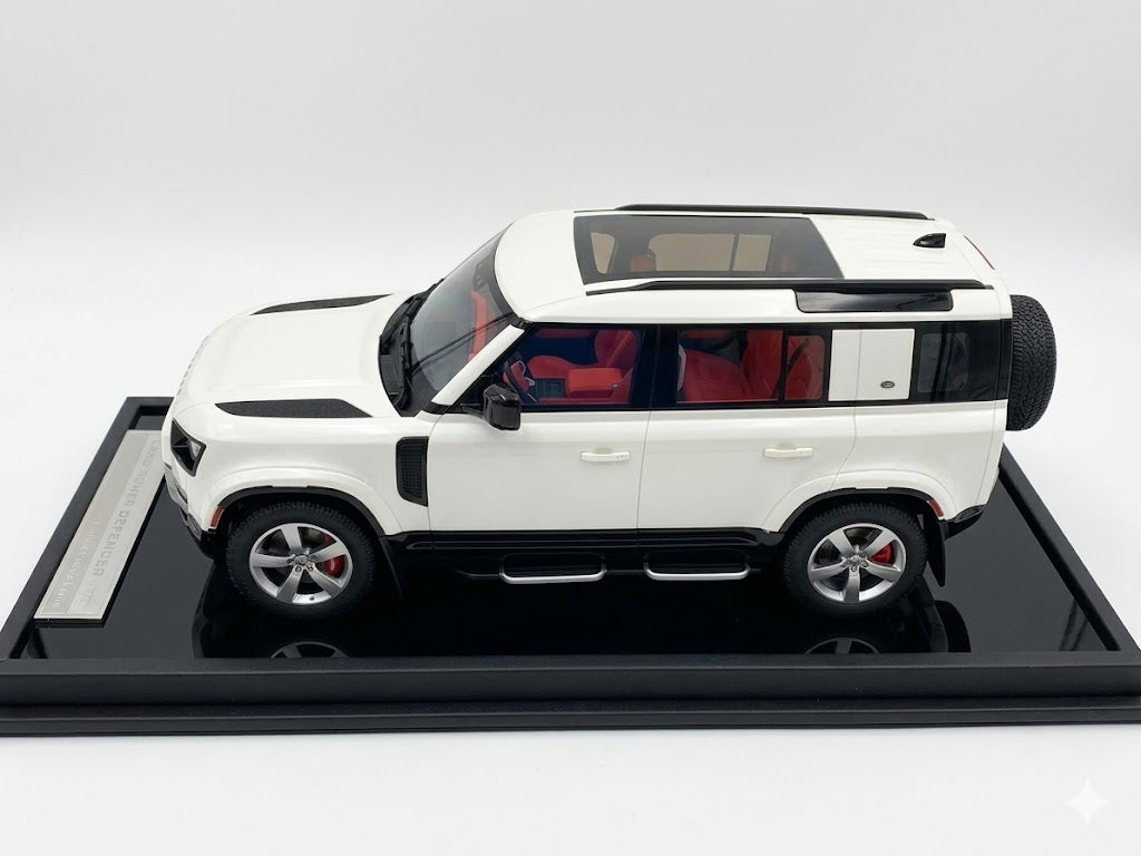 1/18 Resin MotorHelix Land Rover Defender 110 Pearl White Limited 50 pcs